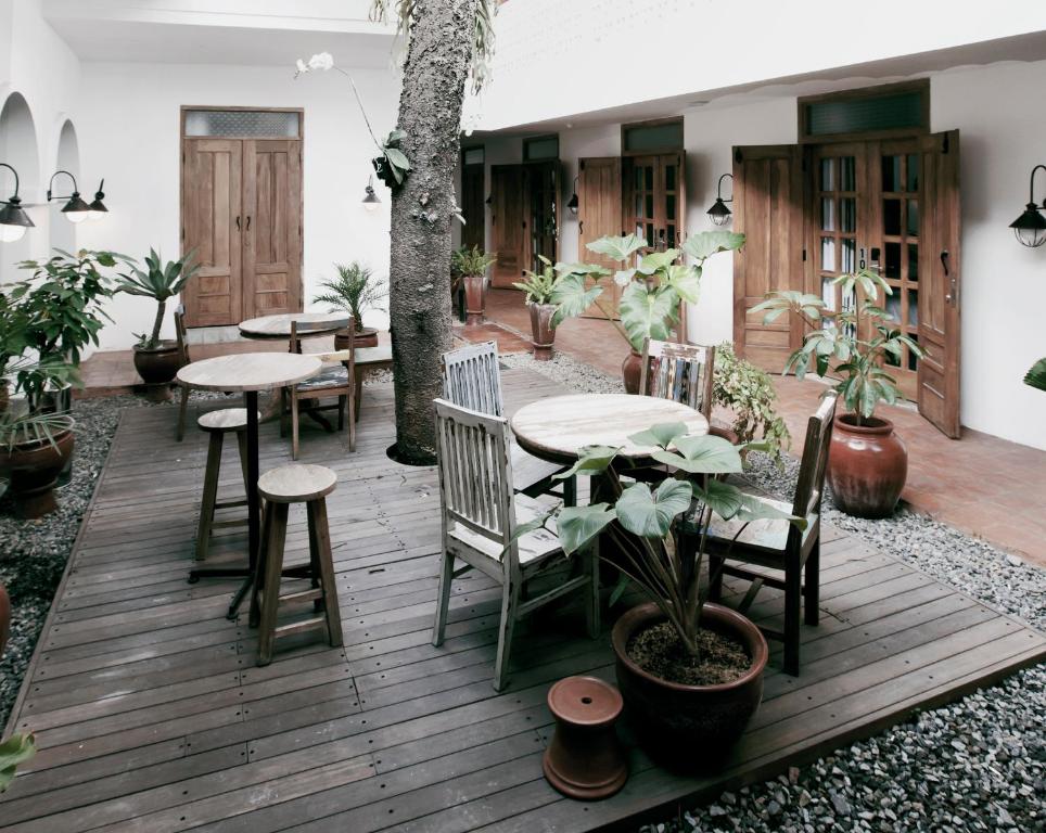 Patio nebo venkovní prostory v ubytování Adhisthana Hotel Yogyakarta