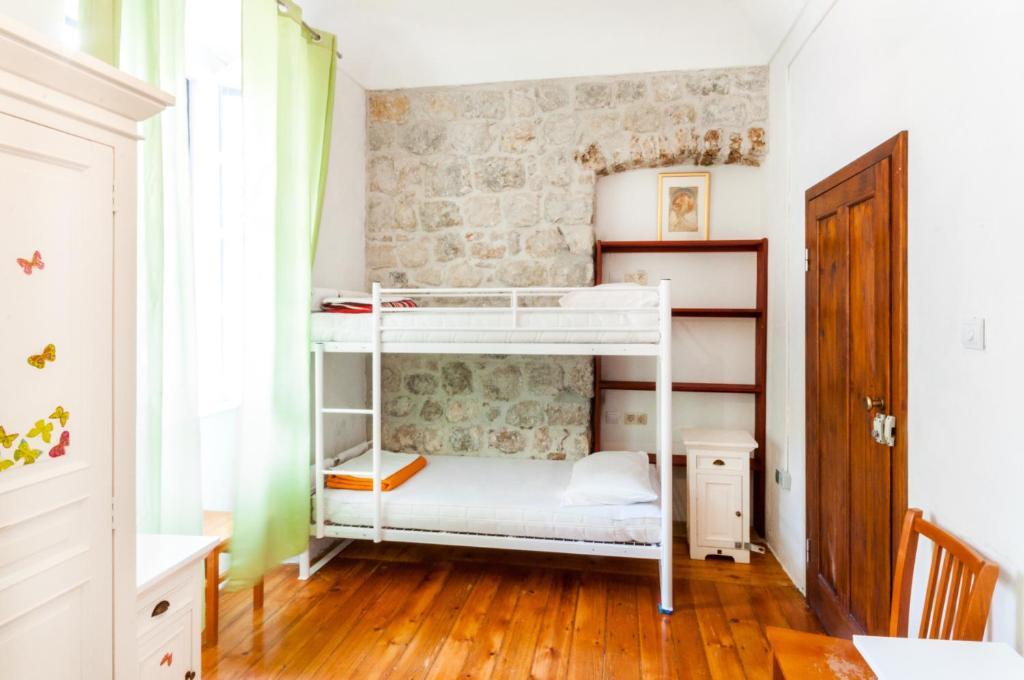 Кровать или кровати в номере Old Town Hostel