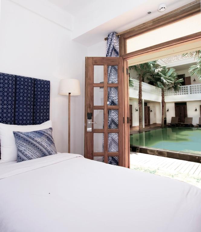 Bazén v ubytování Adhisthana Hotel Yogyakarta nebo v jeho okolí