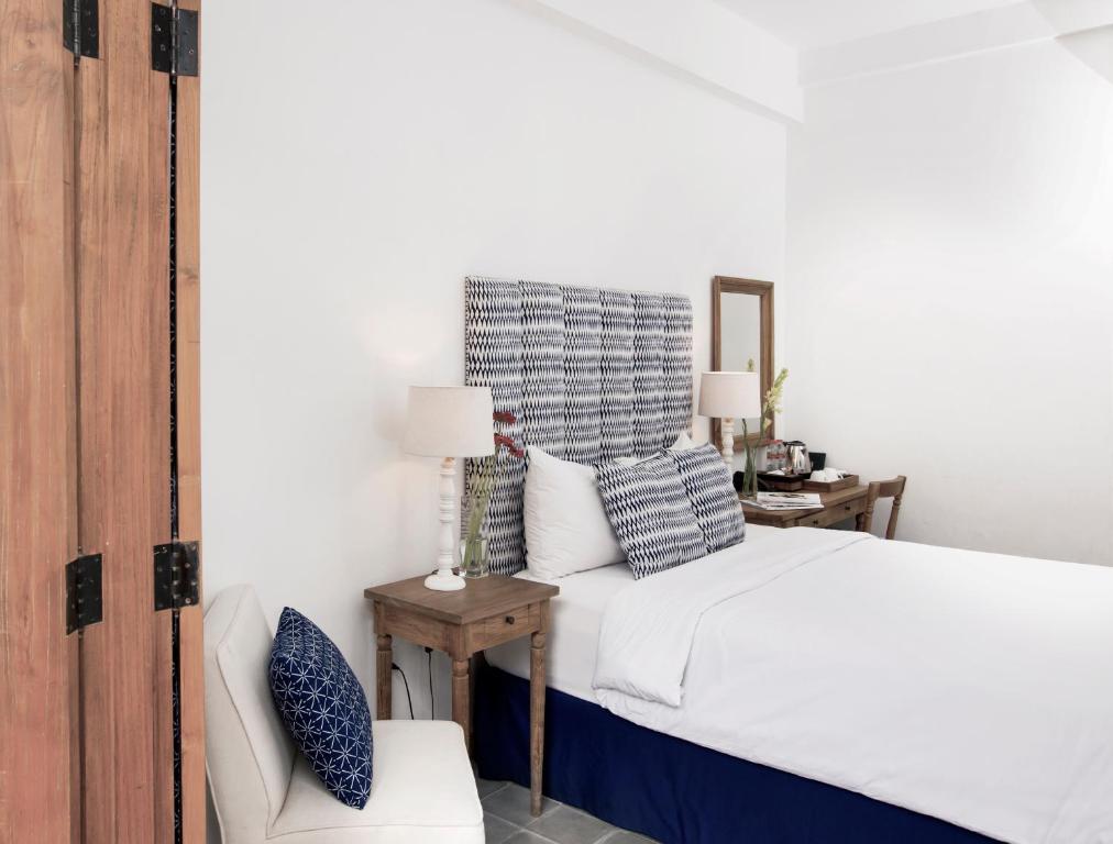 Postel nebo postele na pokoji v ubytování Adhisthana Hotel Yogyakarta