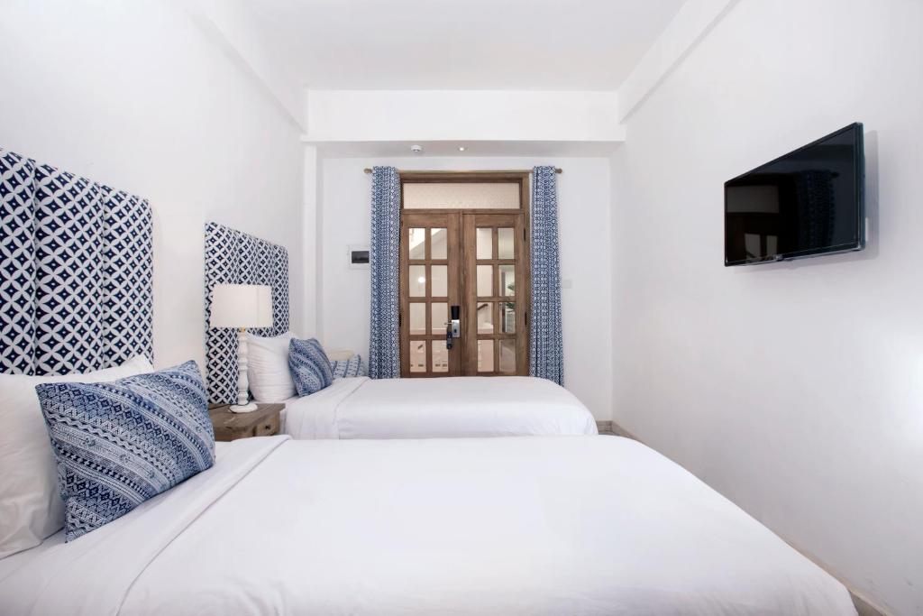 Postel nebo postele na pokoji v ubytování Adhisthana Hotel Yogyakarta