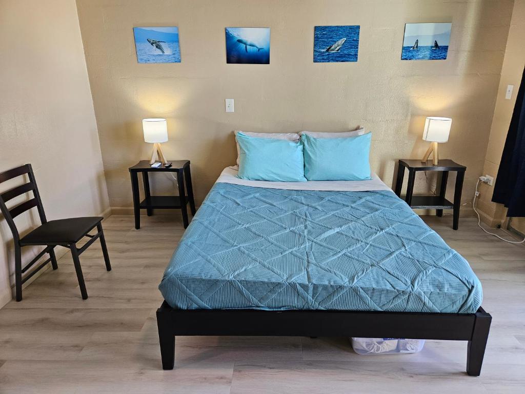 Postel nebo postele na pokoji v ubytování Yonegan Plumeria Hilo Hotel