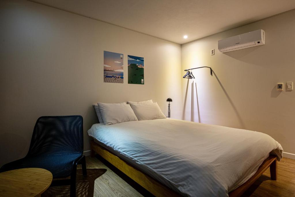 Postel nebo postele na pokoji v ubytování Dodubong Stay Hotel