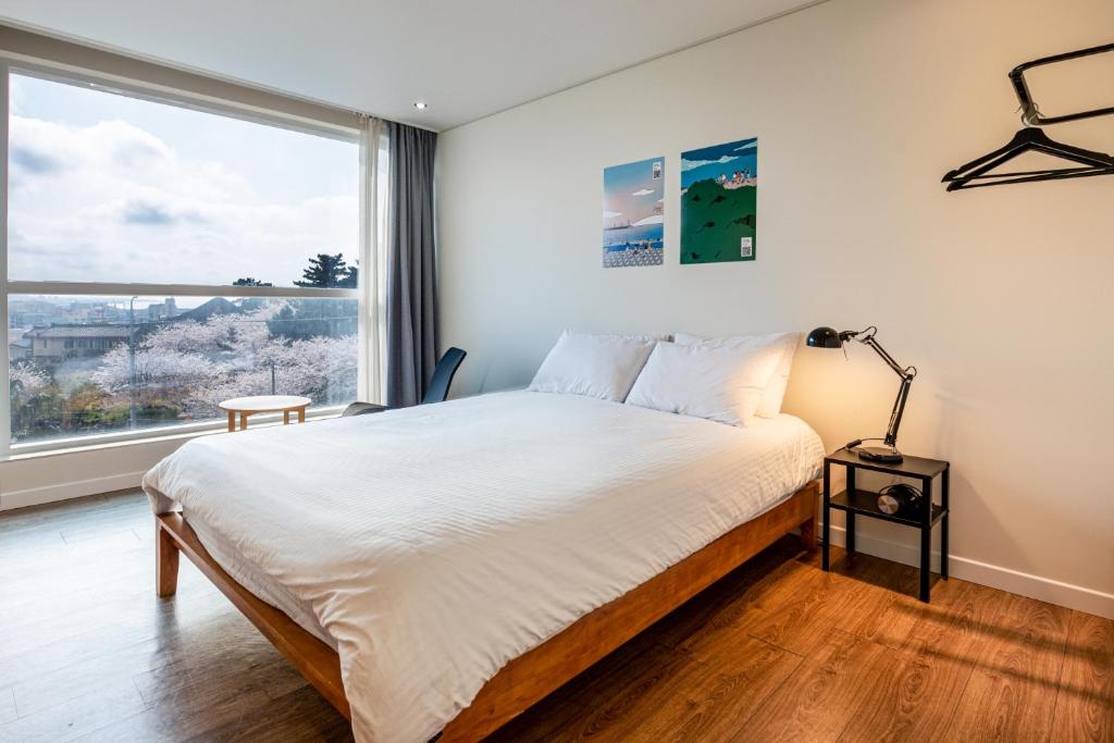 Postel nebo postele na pokoji v ubytování Dodubong Stay Hotel