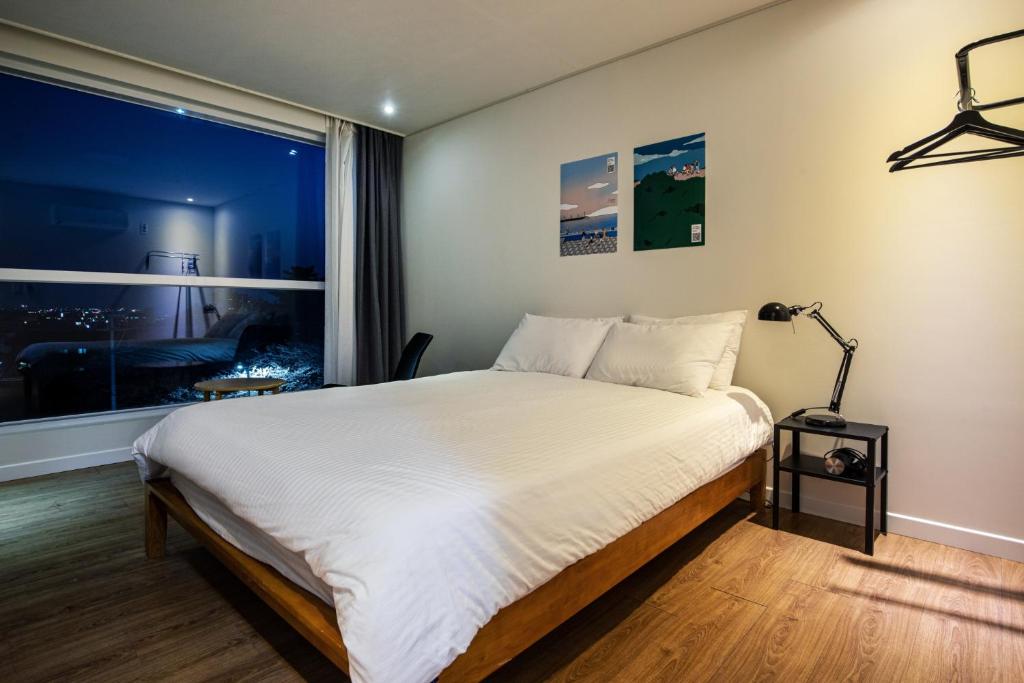 Postel nebo postele na pokoji v ubytování Dodubong Stay Hotel