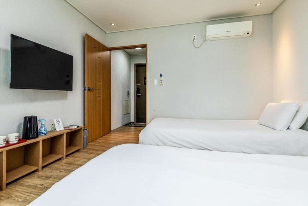 Postel nebo postele na pokoji v ubytování Dodubong Stay Hotel
