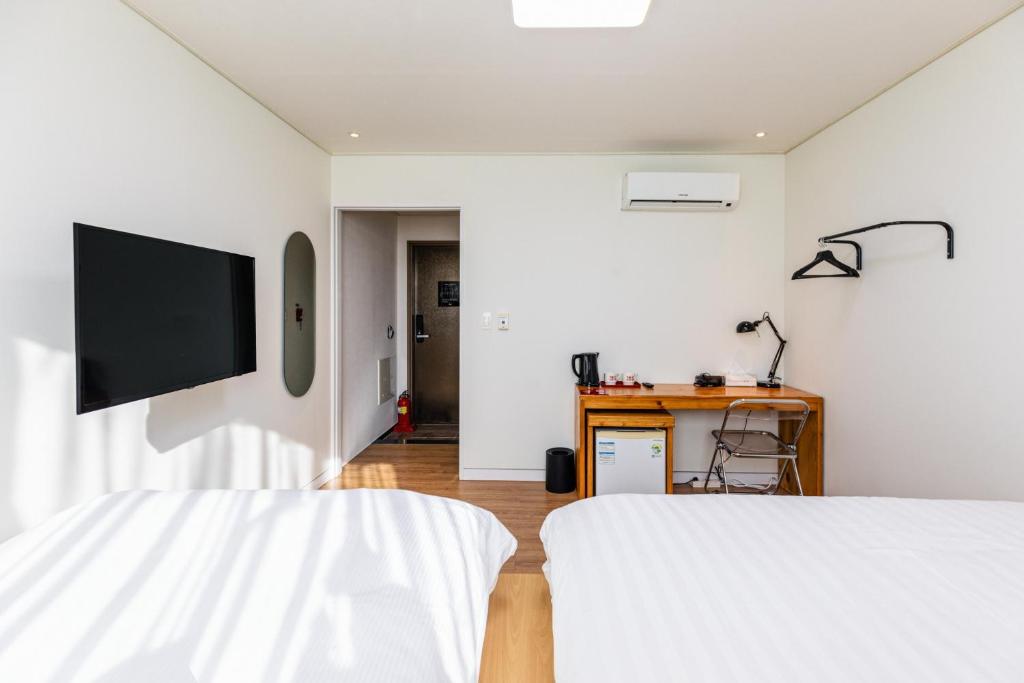 TV a/nebo společenská místnost v ubytování Dodubong Stay Hotel