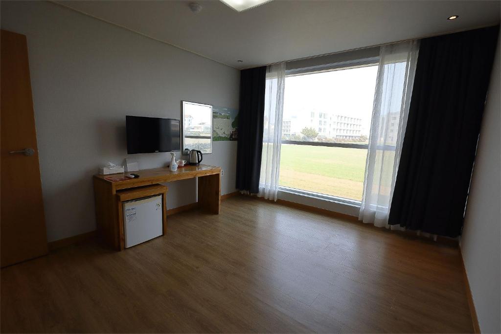 TV a/nebo společenská místnost v ubytování Dodubong Stay Hotel