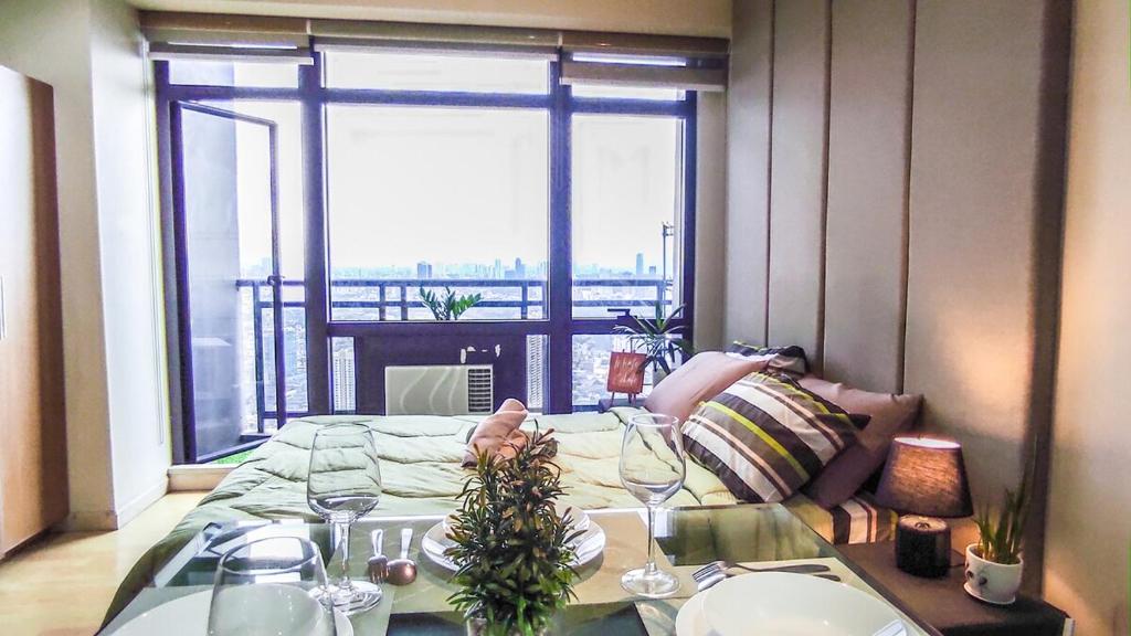 Posezení v ubytování Cozy Apartment on the 56th Floor with balcony and great view FREE use of pools sauna and sunbathing