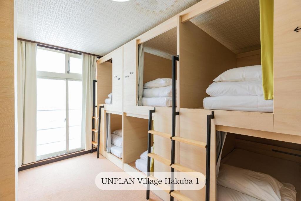 Postel nebo postele na pokoji v ubytování UNPLAN Village Hakuba