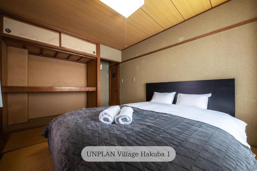 Postel nebo postele na pokoji v ubytování UNPLAN Village Hakuba