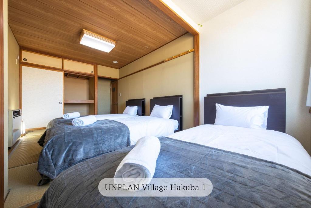 Postel nebo postele na pokoji v ubytování UNPLAN Village Hakuba