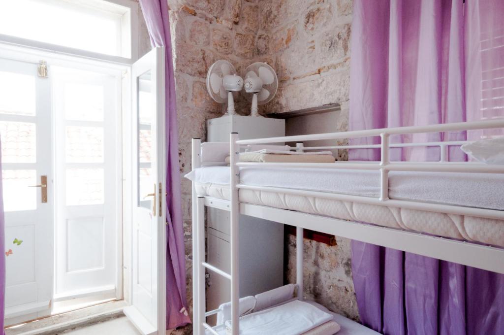 Кровать или кровати в номере Old Town Hostel