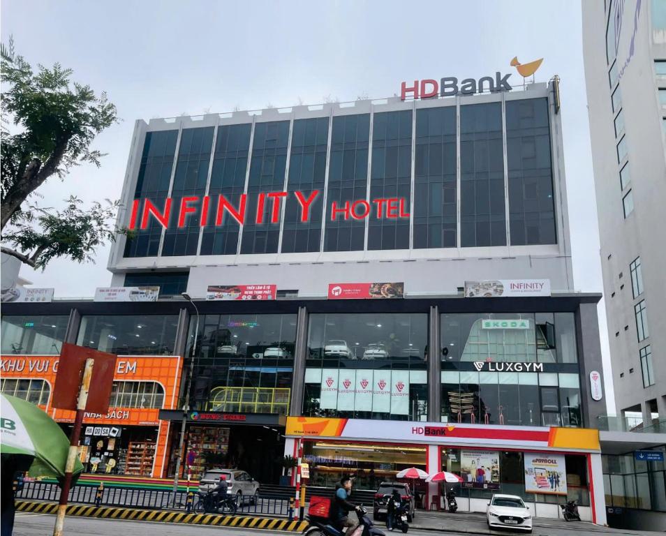 un bâtiment avec un hôpital à débordement en haut dans l'établissement Infinity Hotel, à Thái Bình