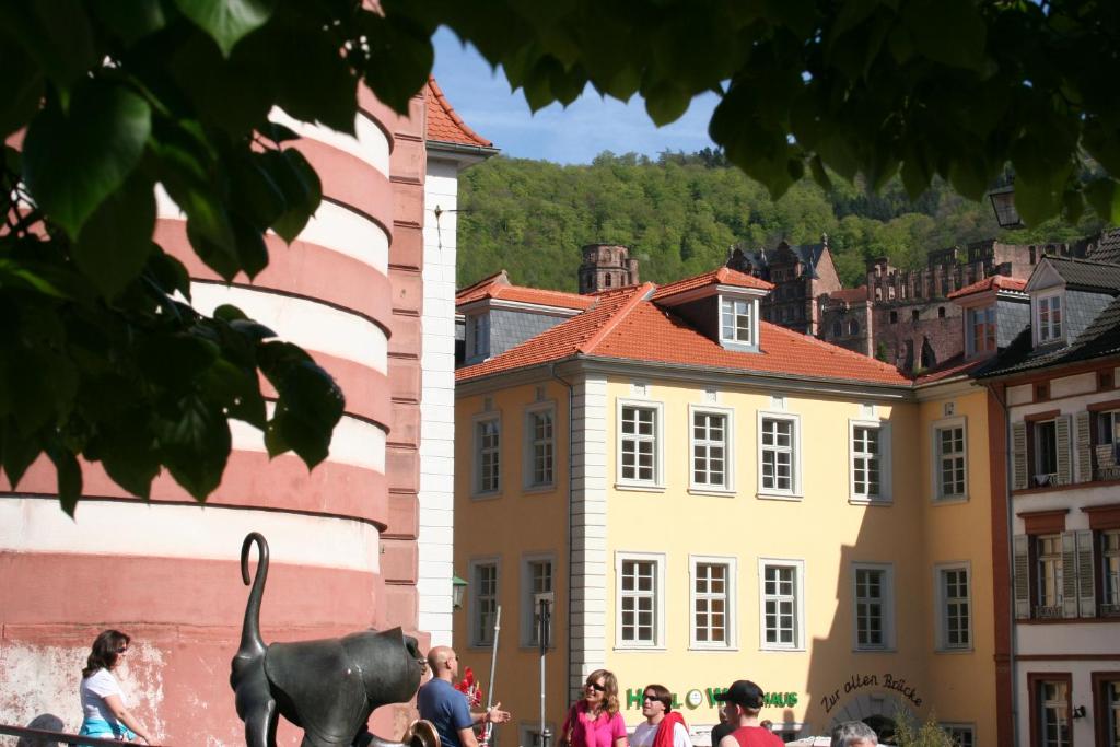 una statua di un elefante di fronte a un edificio di Hotel Zur Alten Brücke a Heidelberg