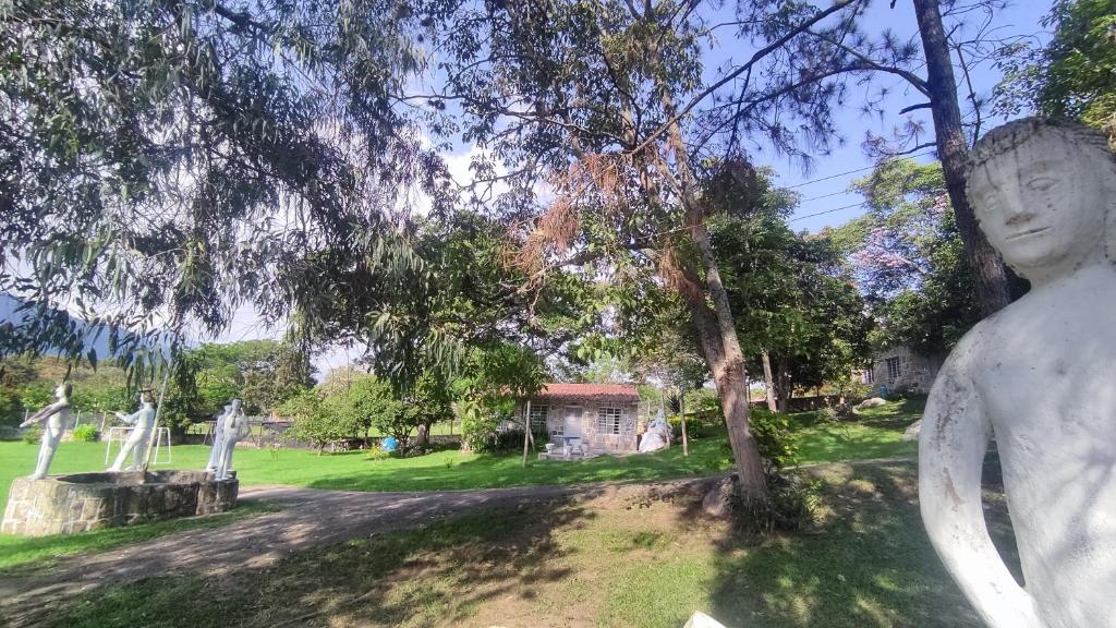 een standbeeld van een vrouw in een park bij Cabañas El Itali in Fusagasuga