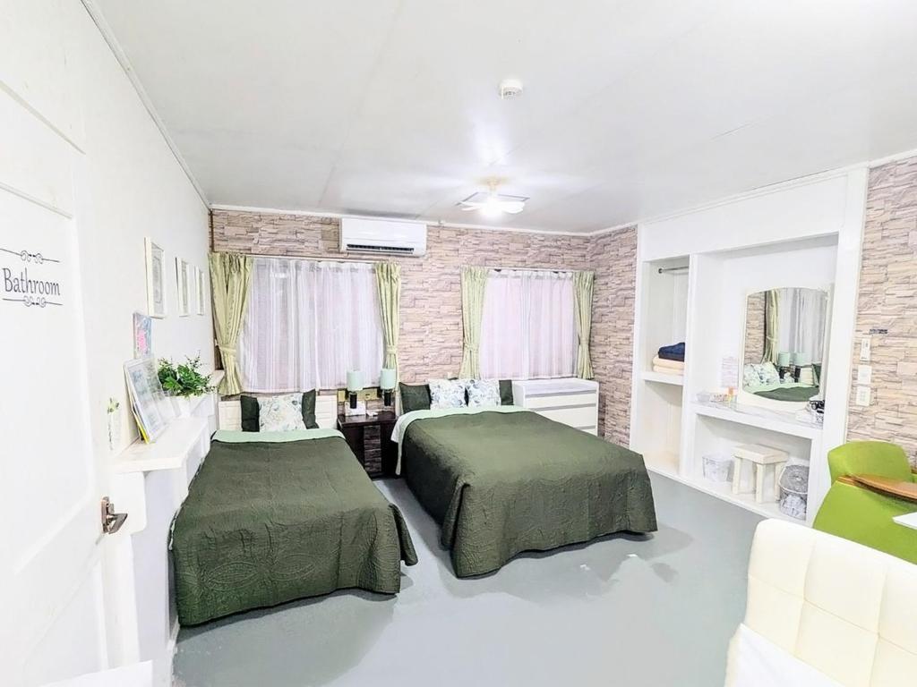 ein Schlafzimmer mit zwei Betten in einem Zimmer in der Unterkunft Lavilla aveneu / Vacation STAY 73439 in Okinawa