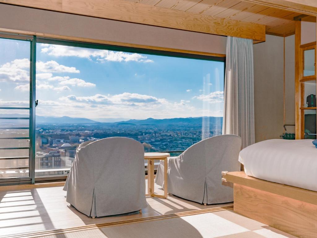 Nespecifikovaný výhled na hory nebo výhled na hory při pohledu z hotelu