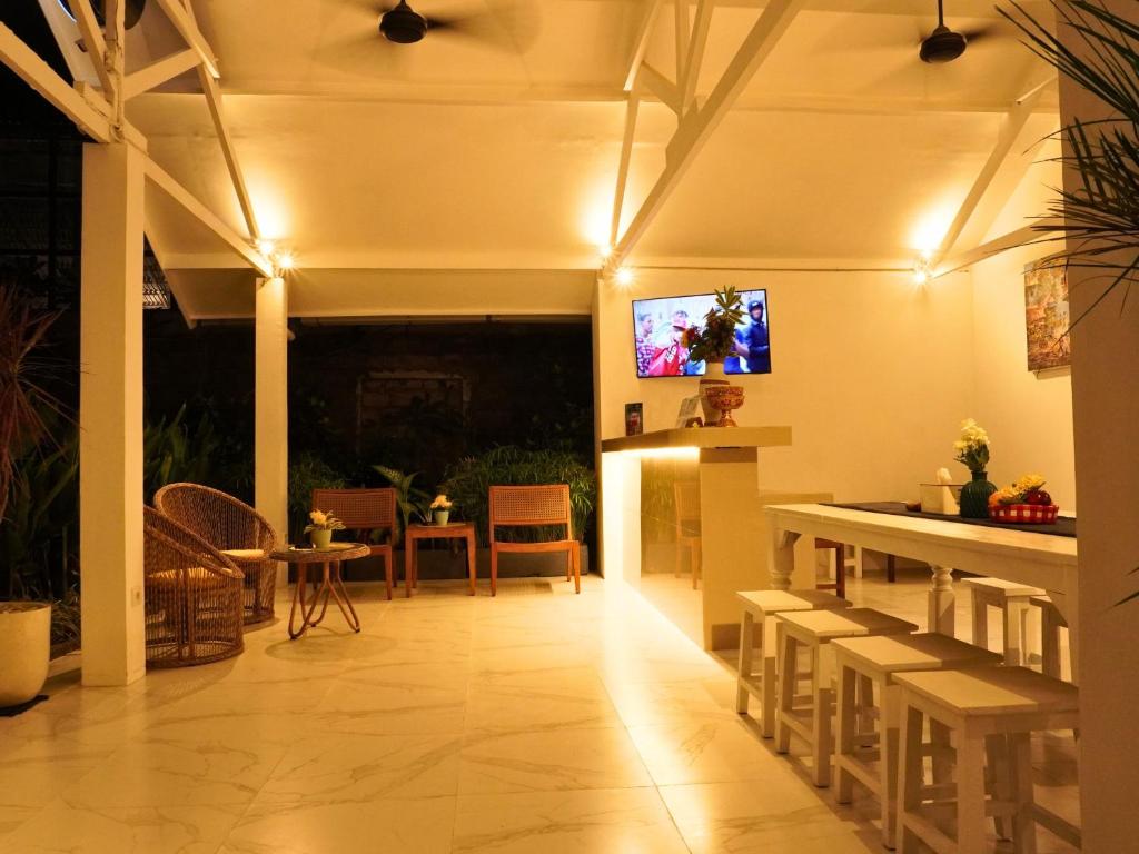 TV a/nebo společenská místnost v ubytování Summer of Surf Hostel Uluwatu