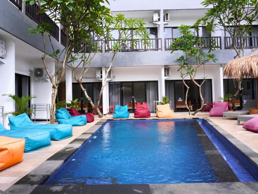 Bazén v ubytování Summer of Surf Hostel Uluwatu nebo v jeho okolí