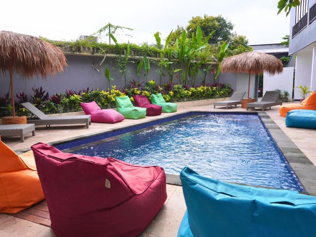 Bazén v ubytování Summer of Surf Hostel Uluwatu nebo v jeho okolí