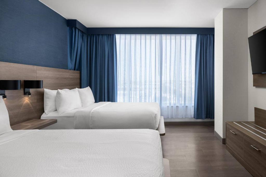 Holiday Inn Express Montreal Airport Park And Fly www.booking.com
