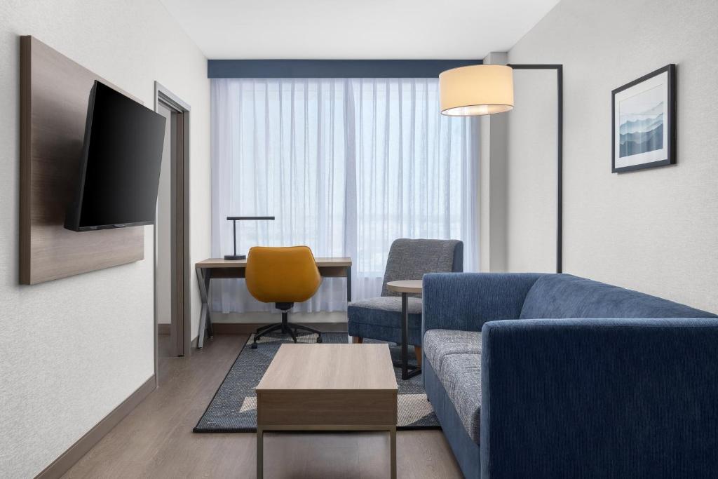 Holiday Inn Express Montreal Airport Park And Fly www.booking.com
