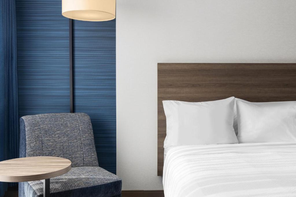 Holiday Inn Express Montreal Airport Park And Fly www.booking.com