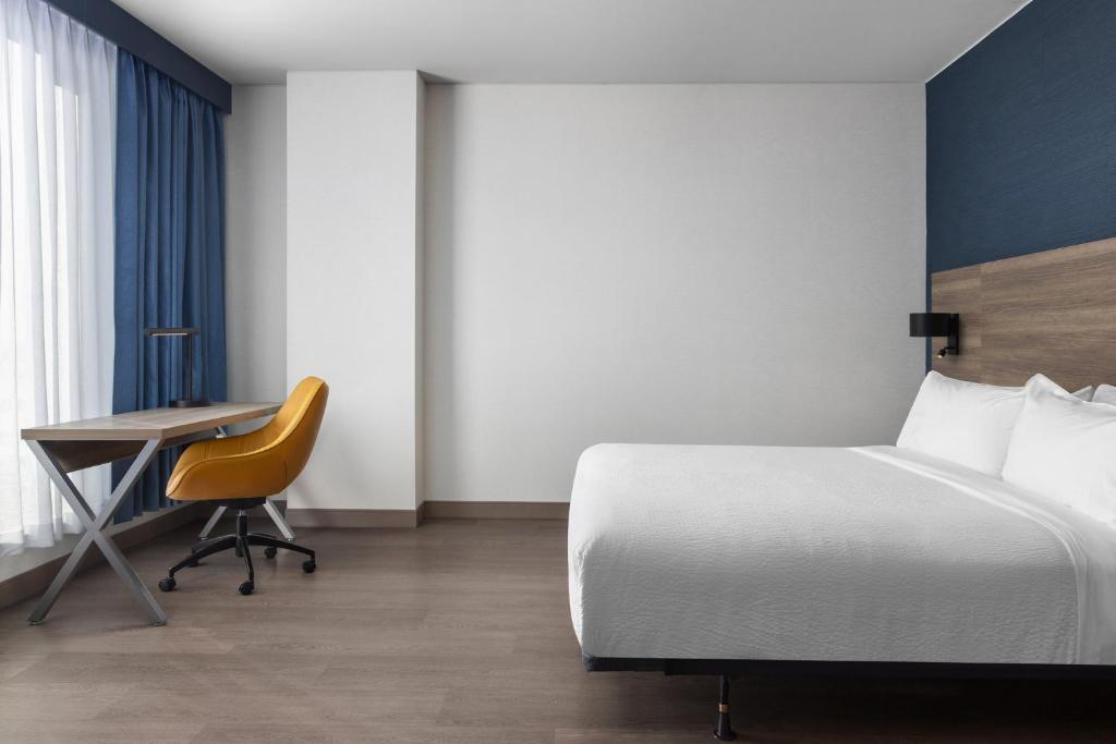 Holiday Inn Express Montreal Airport Park And Fly www.booking.com