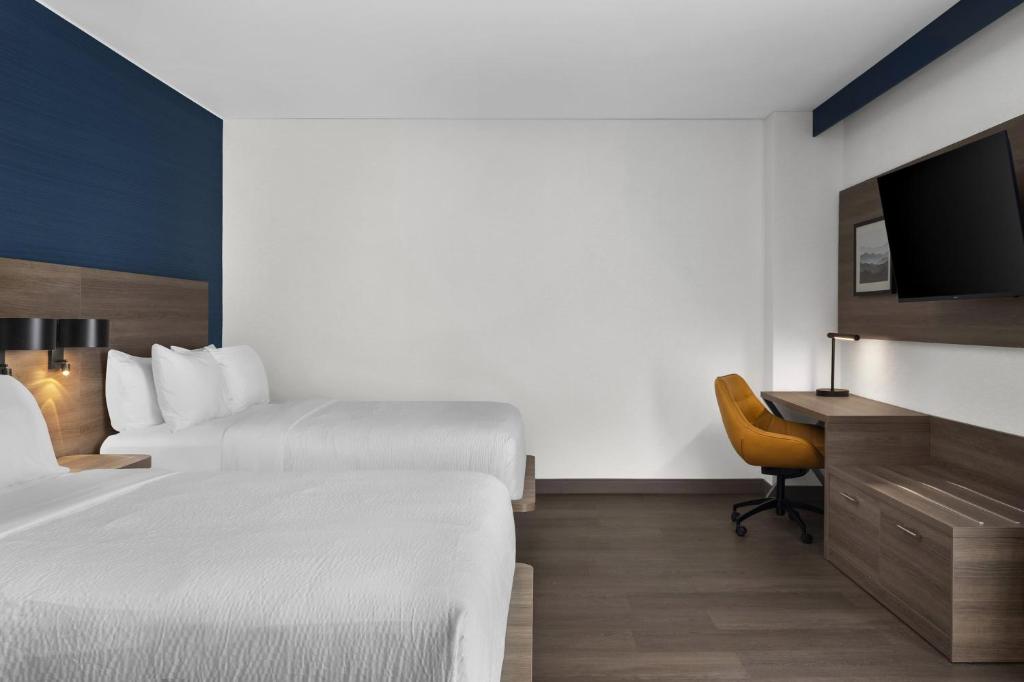 Holiday Inn Express Montreal Airport Park And Fly www.booking.com