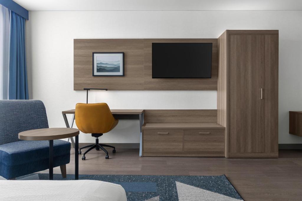 Holiday Inn Express Montreal Airport Park And Fly www.booking.com
