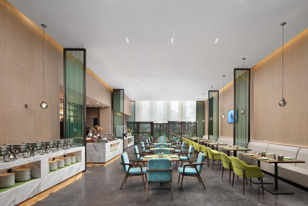 Restaurace v ubytování 峨眉山景区希尔顿欢朋酒店