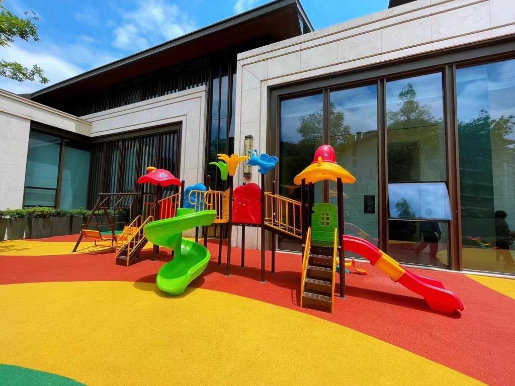 Herní místnost nebo prostor pro děti v ubytování 峨眉山景区希尔顿欢朋酒店