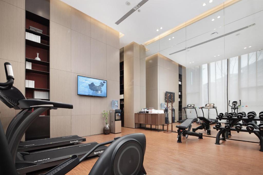 Fitness centrum a/nebo fitness zařízení v ubytování 峨眉山景区希尔顿欢朋酒店