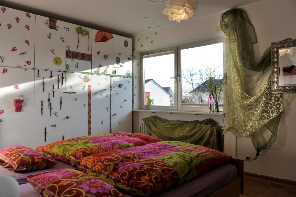 1 Schlafzimmer mit 2 Betten und einem Fenster in der Unterkunft Gästewohnung Tausendschön in Hargesheim