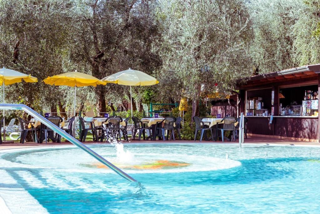 Bazén v ubytování Hotel Ilma Lake Garda Resort nebo v jeho okolí