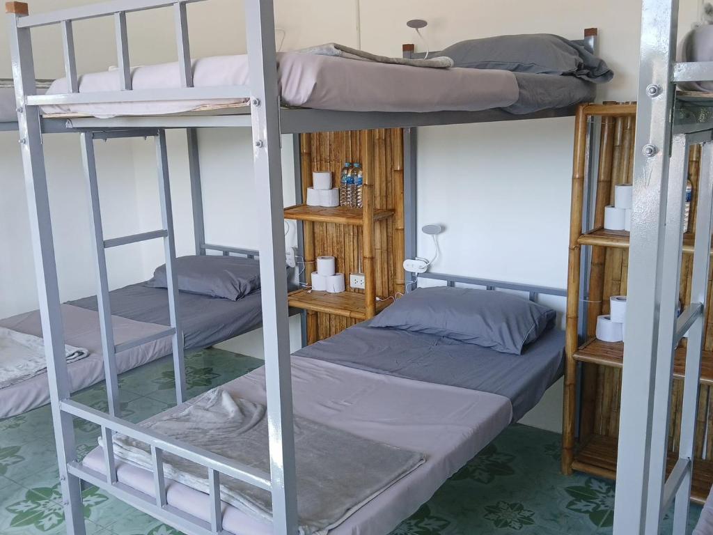 En eller flere senge i et værelse på Lanta Corsica Hostel