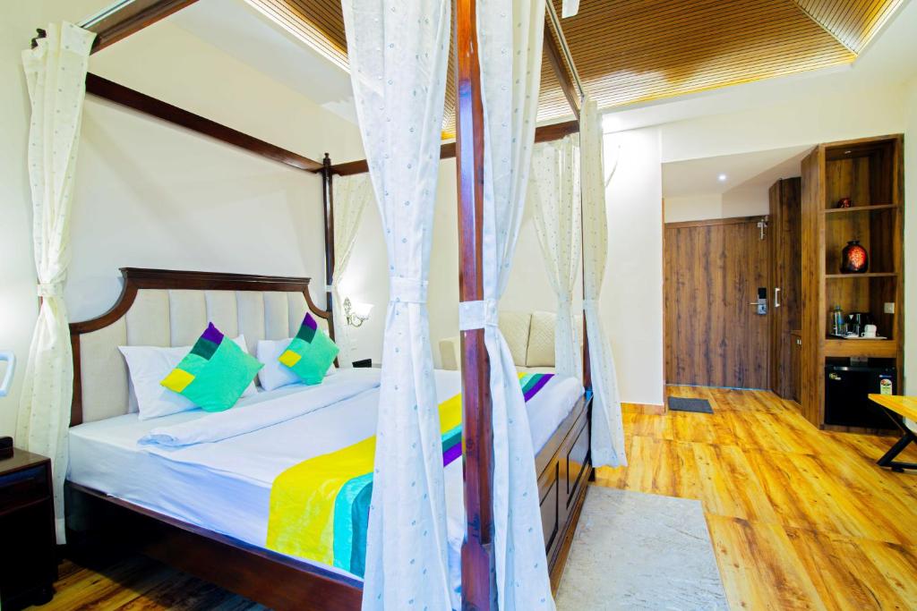 Postel nebo postele na pokoji v ubytování Treebo Greenland Resort, Patia