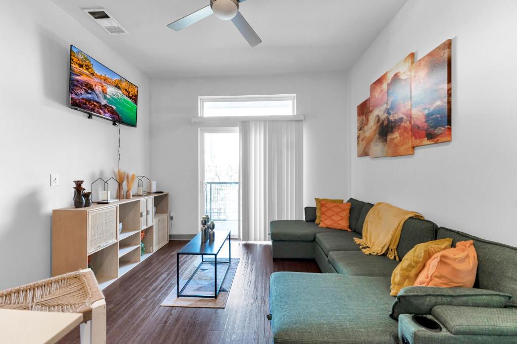 Posezení v ubytování DT Loft with Pool, Gym, UG Parking