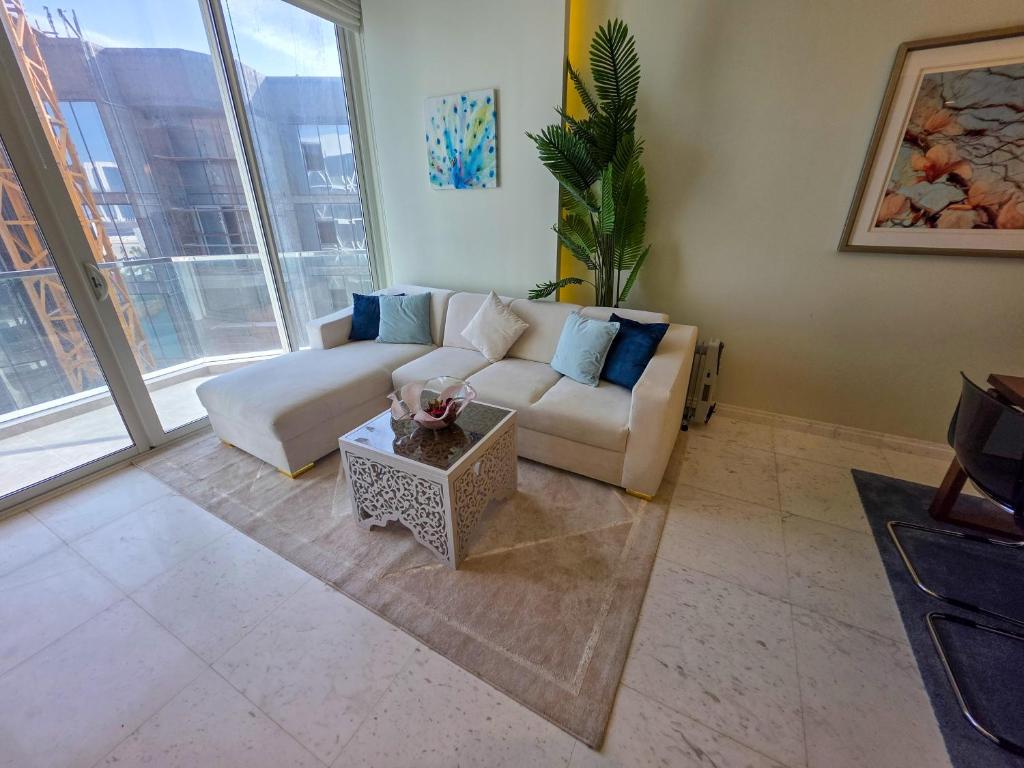 Χώρος καθιστικού στο Luxury One Bedroom Apartment In Bahrain Bay