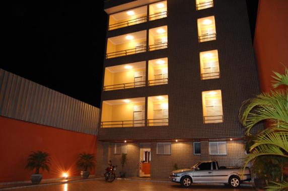 a truck parked in front of a large building at Minas Hotel Unidade Rodovia in Mariana