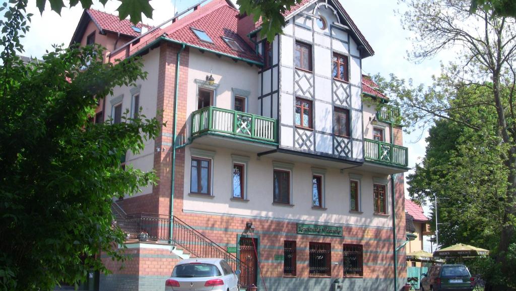 un edificio con un balcón en el lateral. en Willa Amor, en Krynica Morska