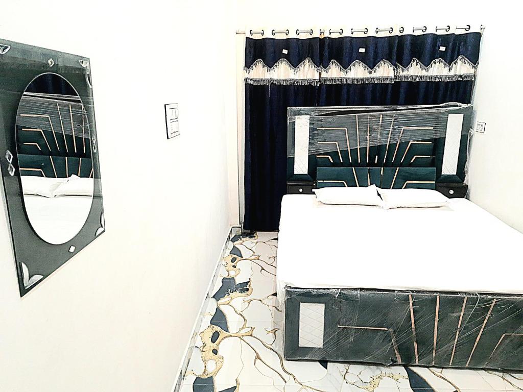 Postel nebo postele na pokoji v ubytování 7BHK FLATS AC & NON AC ROOMS in KASHI VISHWANATH JYOTIRLING The Sacred Stay APARTMENT