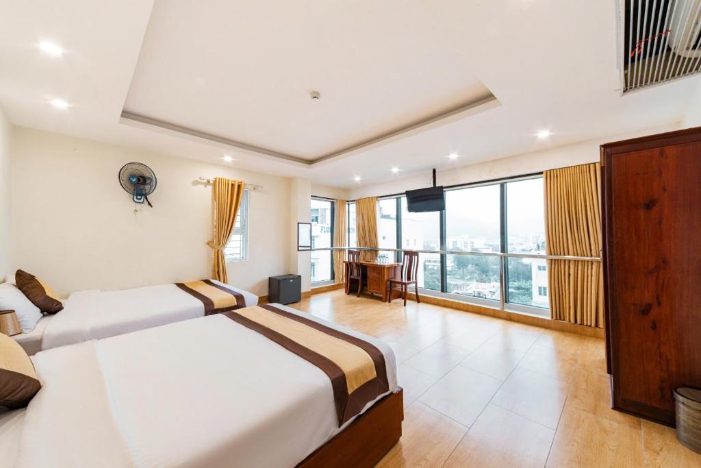a hotel room with a bed and a desk at Green Hotel Quy Nhơn in Quy Nhon