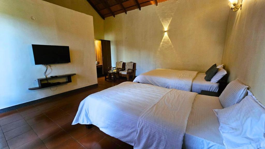 Postel nebo postele na pokoji v ubytování Parampara Resort Chikmagalur