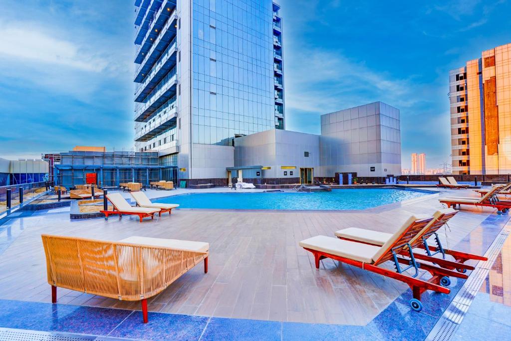Bazén v ubytování Sunday Hotels and Residences Gurgaon nebo v jeho okolí