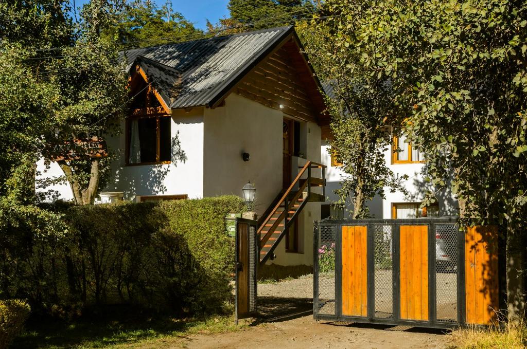 una casa con una puerta delante de ella en Arcangeles en San Carlos de Bariloche