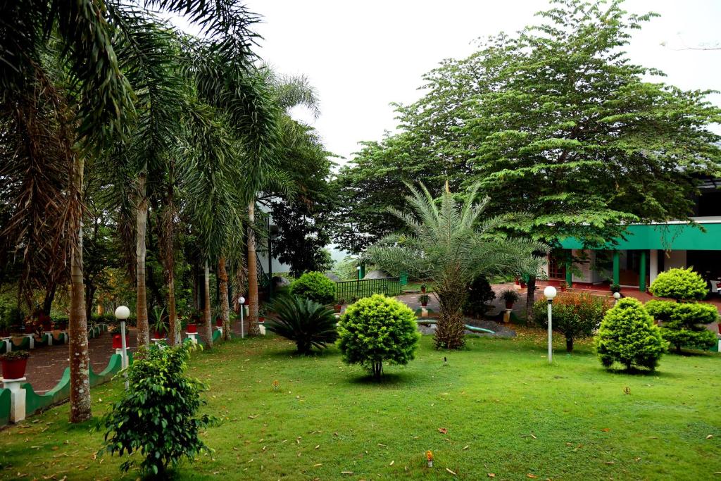 Κήπος έξω από το Wayanad Cave N Pillar Resort
