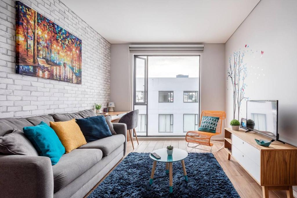 Hotel Sunny and Modern Cozy flat for 2 in Downtown, a living room with a couch and a table at Sunny and Modern Cozy flat for 2 in Downtown in Mexico City