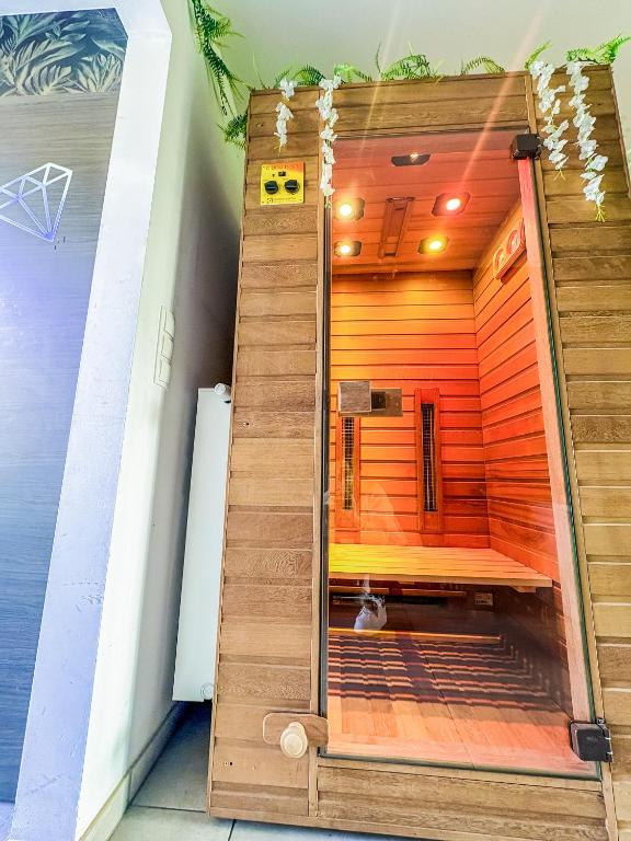 Fotografie z fotogalerie ubytování Ô Spa Privatif - Luxury Suite - JACUZZI-SAUNA-NETFLIX-FISHSPA-SERVIETTES-PEIGNOIRS-SANDALES-CAFE v destinaci Morlanwelz-Mariemont